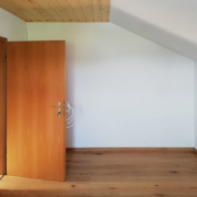 Zimmerrenovierung mit neuem Fußboden und neuer Holzdecke