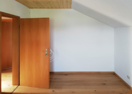 Zimmerrenovierung mit neuem Fußboden und neuer Holzdecke
